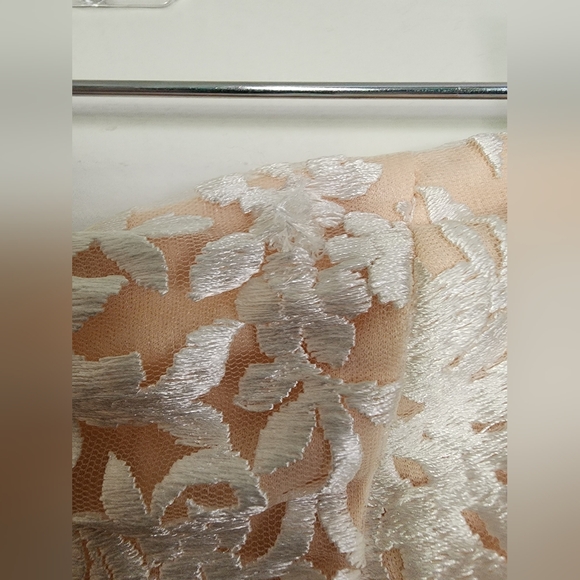 Lulus white and nude lace strapless gown size medium - Picture 4 of 9